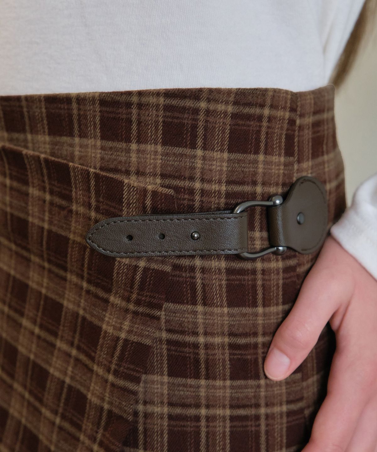 아우어노스텔지아(OURNOSTALGIA) Vintage side-buckle check skirt_Brown(O25-SK12)
