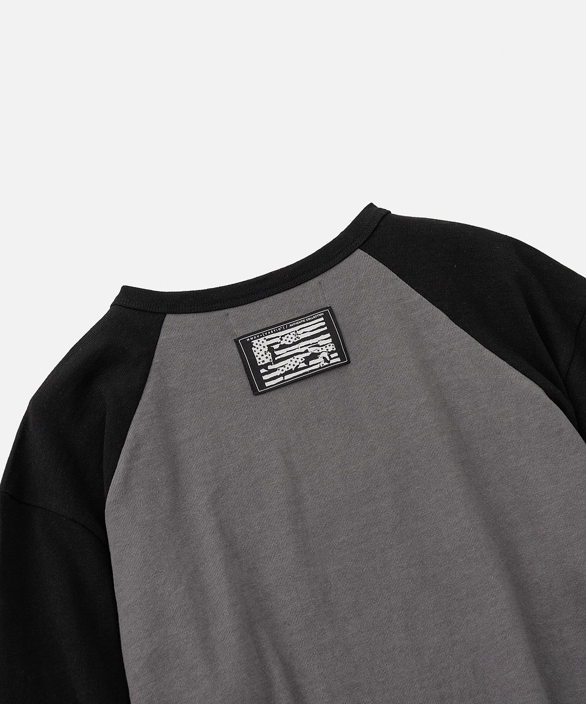바스틱(VASTIC) 그래픽 헨리넥 롱슬리브_차콜 / 블랙