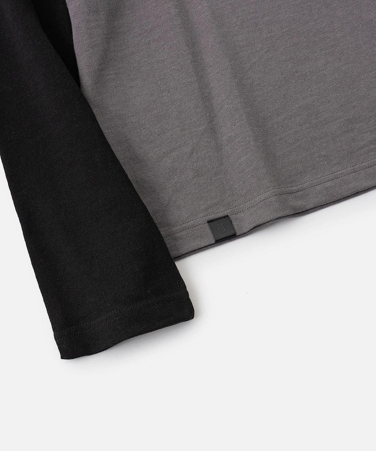 바스틱(VASTIC) 그래픽 헨리넥 롱슬리브 ver.2_차콜 / 블루