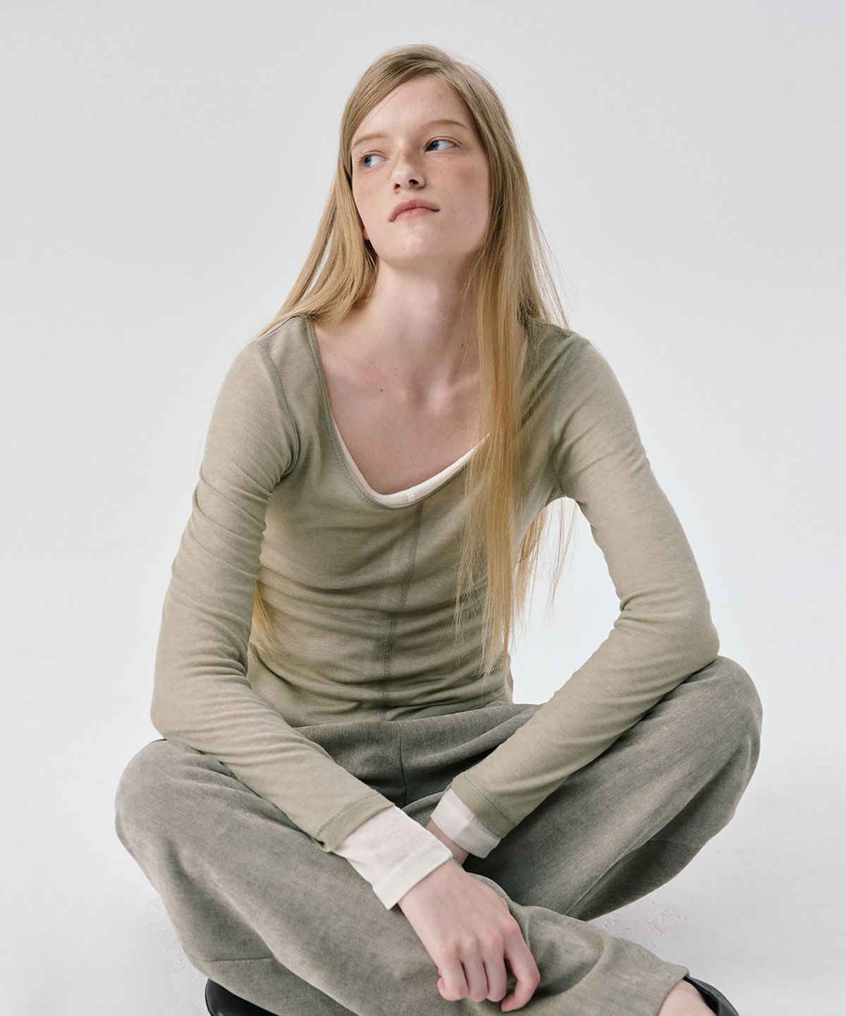 분더캄머(WNDERKAMMER) U neck Sheer T_Khaki(U넥 쉬어 티_카키)