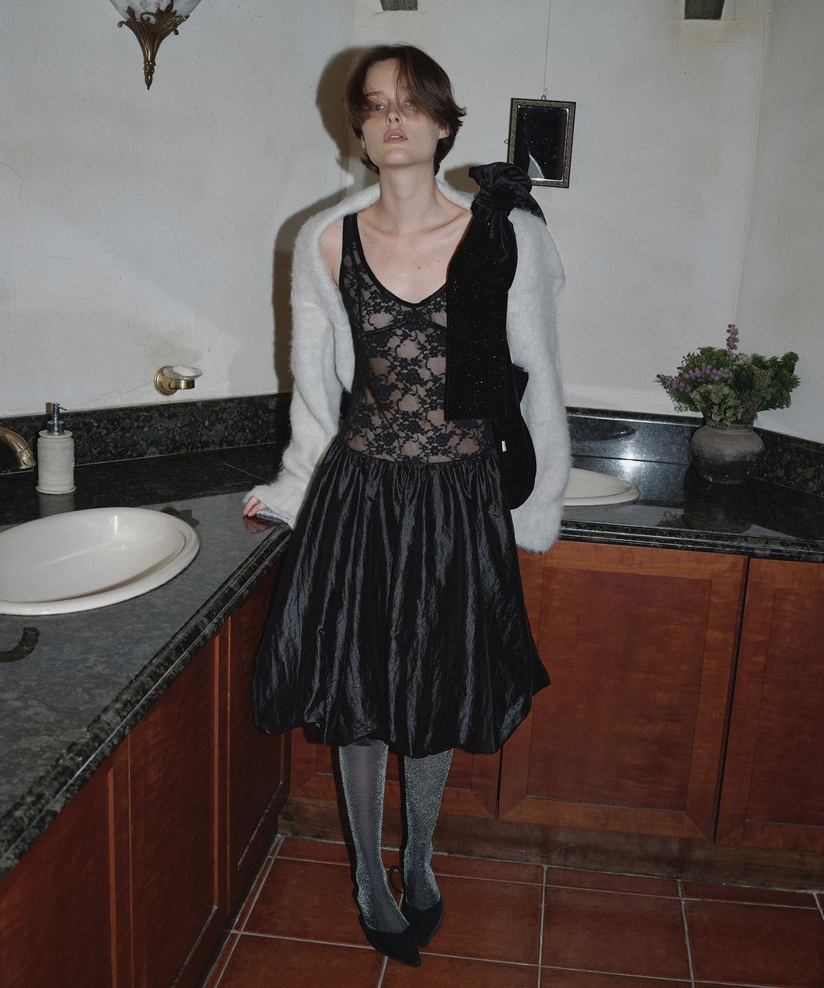 오버듀플레어(OVERDUEFLAIR) HAIRY WOOL CROP KNIT_IVORY