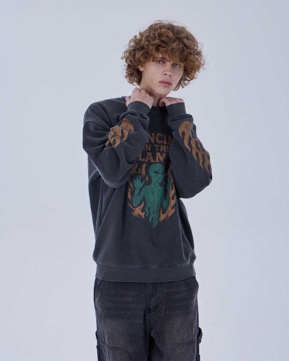 디스펑트(DYSFUNCT) IN THE FLAMES PIGMENT SWEATSHIRT (CHARCOAL)