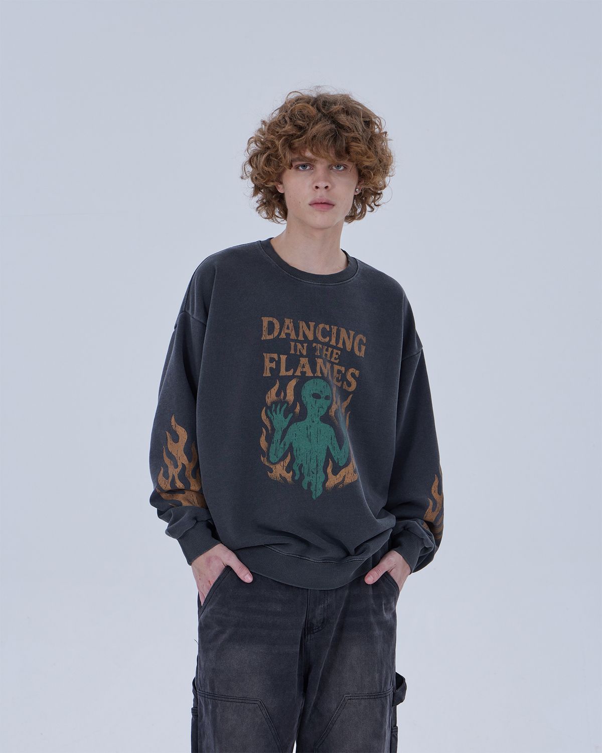디스펑트(DYSFUNCT) IN THE FLAMES PIGMENT SWEATSHIRT (CHARCOAL)