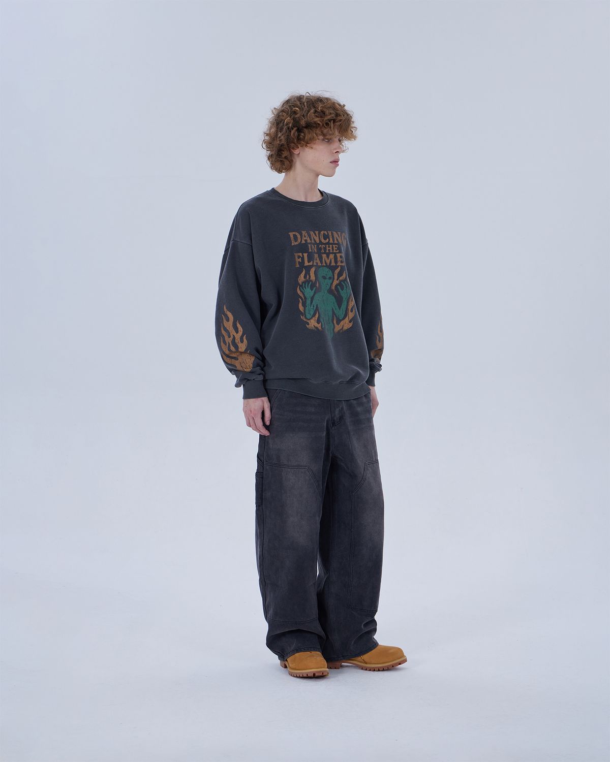 디스펑트(DYSFUNCT) IN THE FLAMES PIGMENT SWEATSHIRT (CHARCOAL)