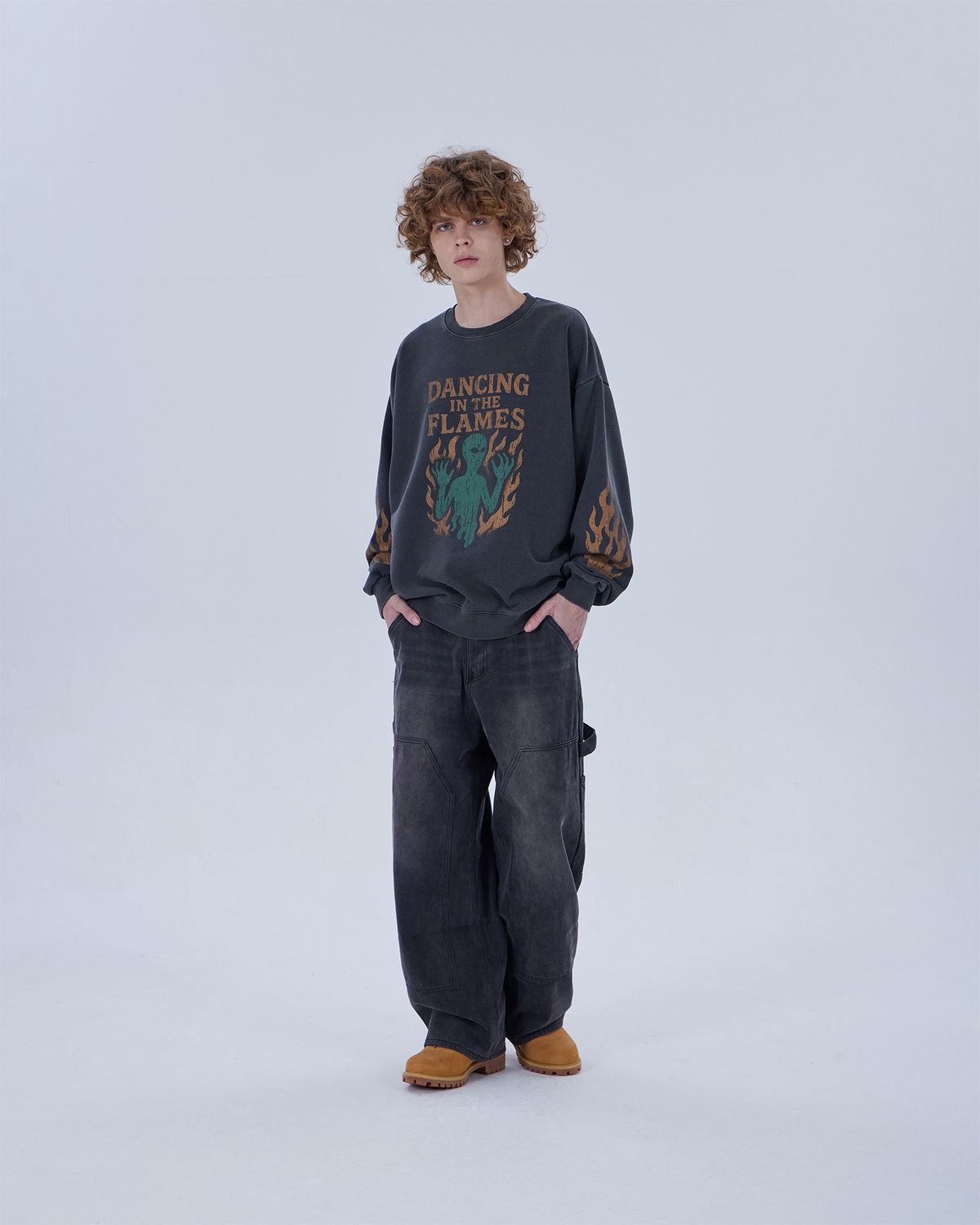 디스펑트(DYSFUNCT) IN THE FLAMES PIGMENT SWEATSHIRT (CHARCOAL)