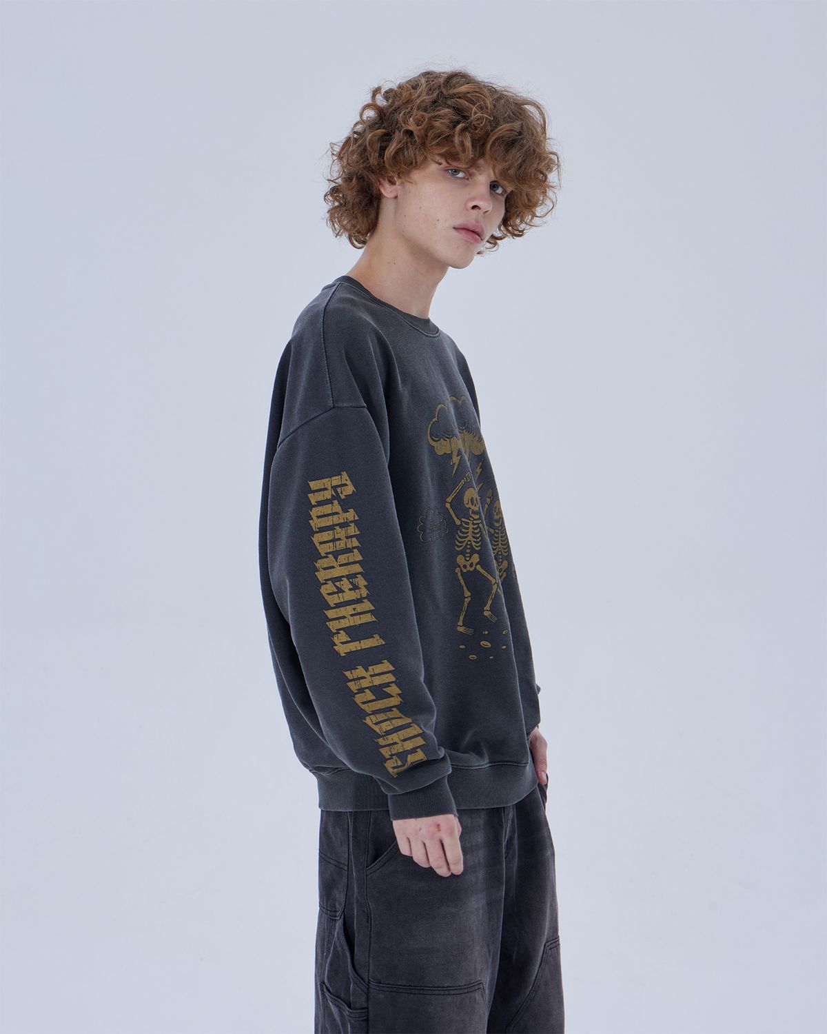 디스펑트(DYSFUNCT) SHOCK THERAPY PIGMENT SWEATSHIRT (CHARCOAL)