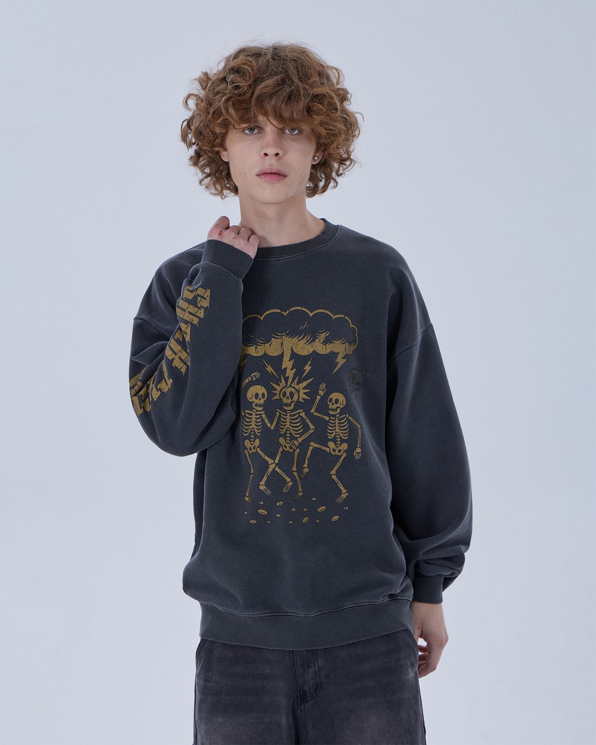 디스펑트(DYSFUNCT) SHOCK THERAPY PIGMENT SWEATSHIRT (CHARCOAL)