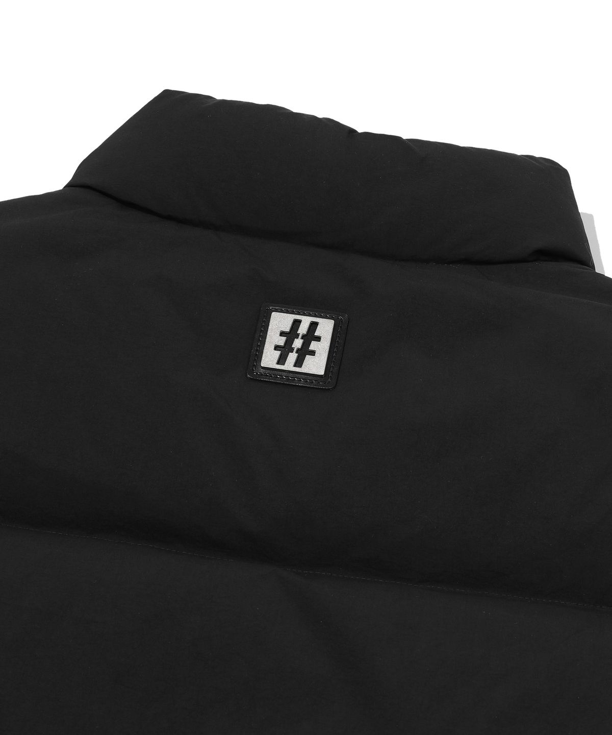 빈트릴(BEENTRILL) 와펜 하이넥 숏패딩 베스트(블랙)