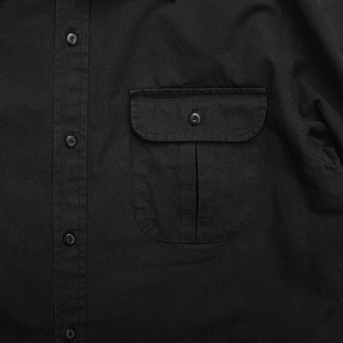 뗄라(TELA) Black Cotton One Pocket Shirt