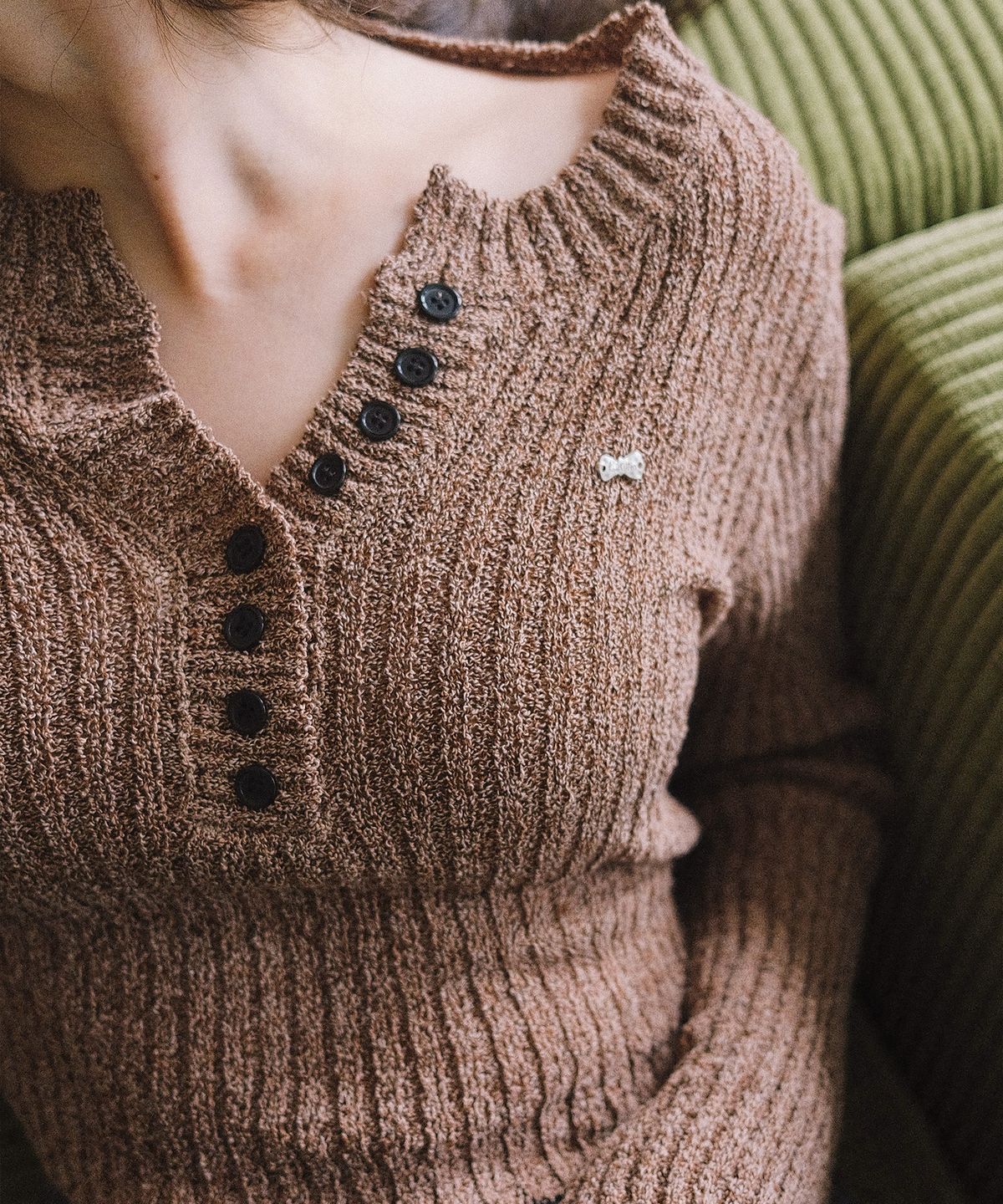 쿨키튼(KOOLKITTEN) Back-Tie Ribbed Button Knit Top