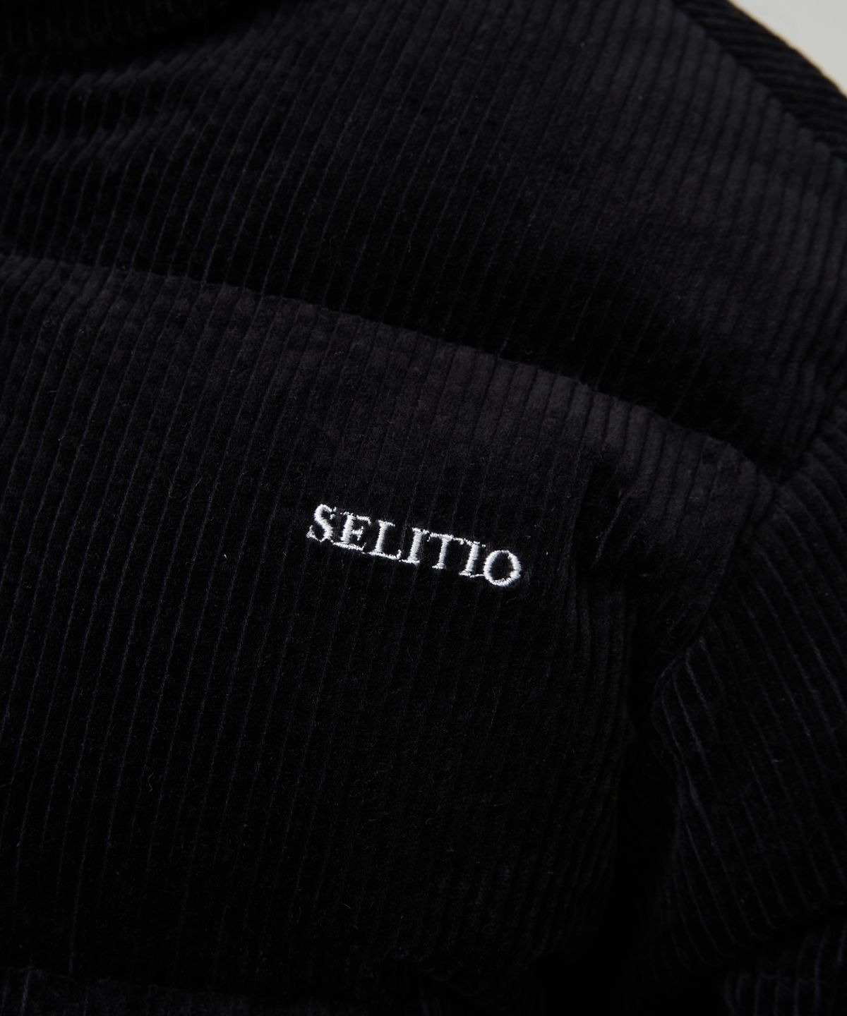 셀리티오(SELITIO) 코듀로이 웰론 숏 푸퍼 블랙