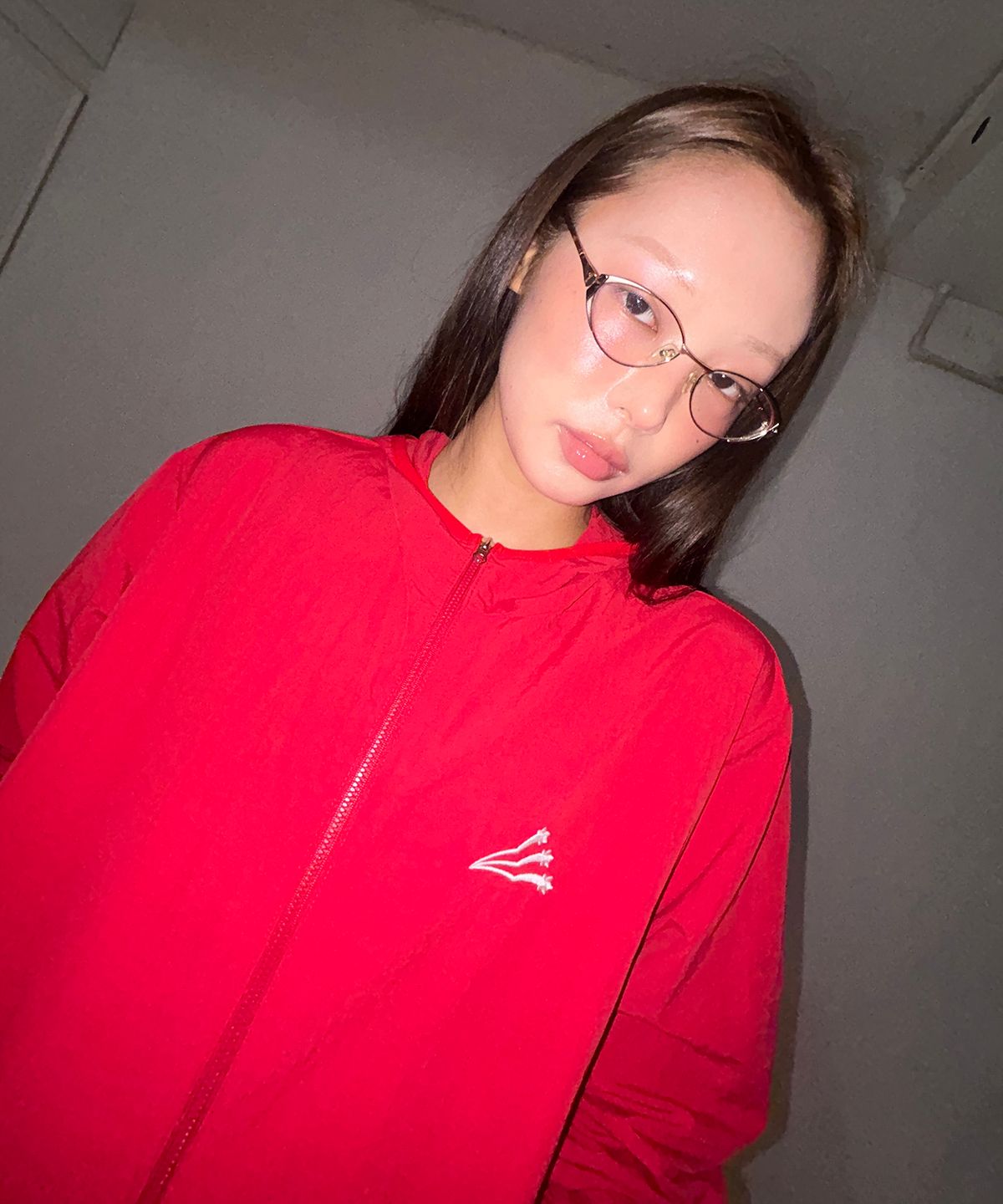 원더비지터(WONDERVISITOR) HEESU Hooded Windbreaker [Red]