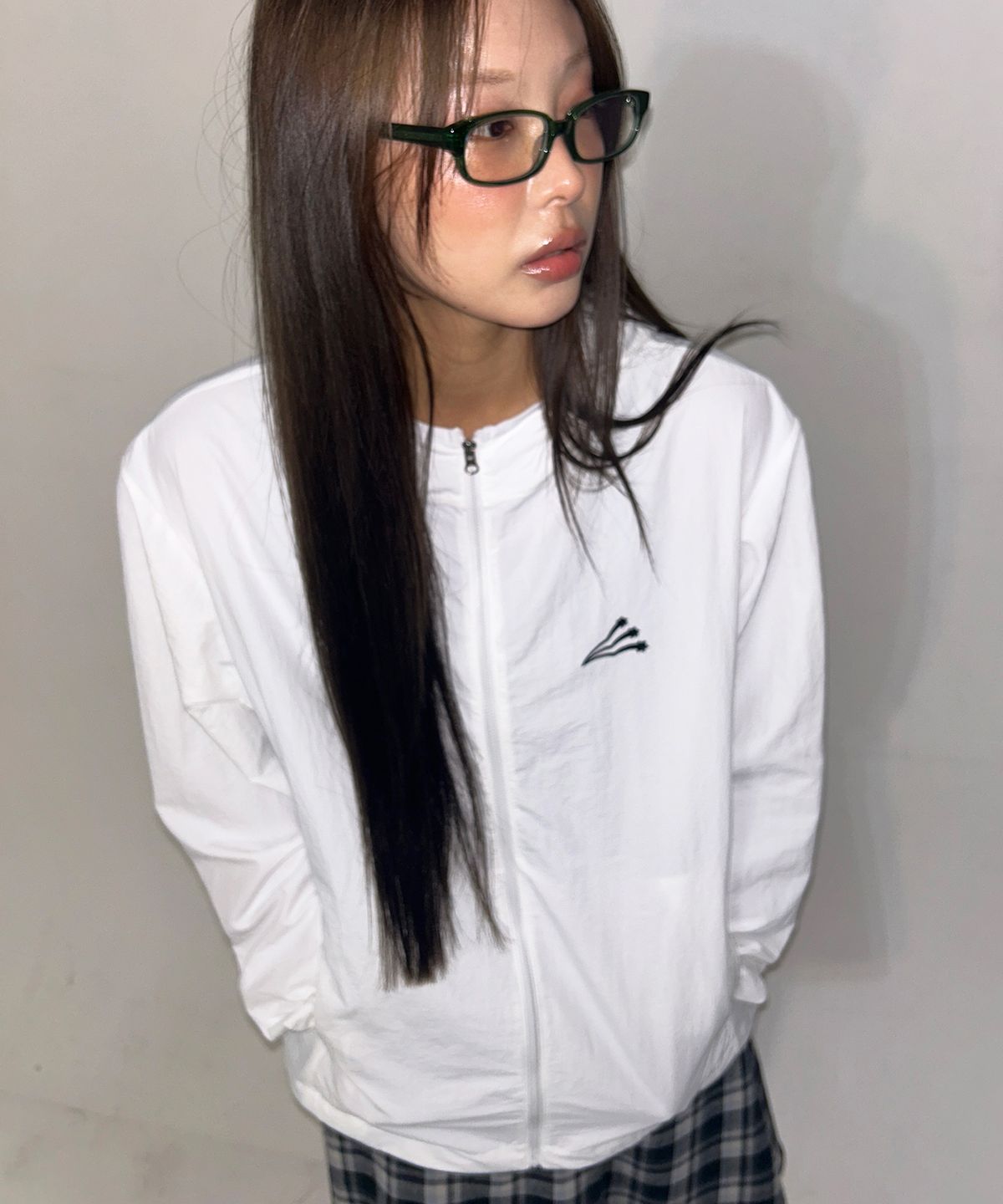 원더비지터(WONDERVISITOR) HEESU Hooded Windbreaker [White]