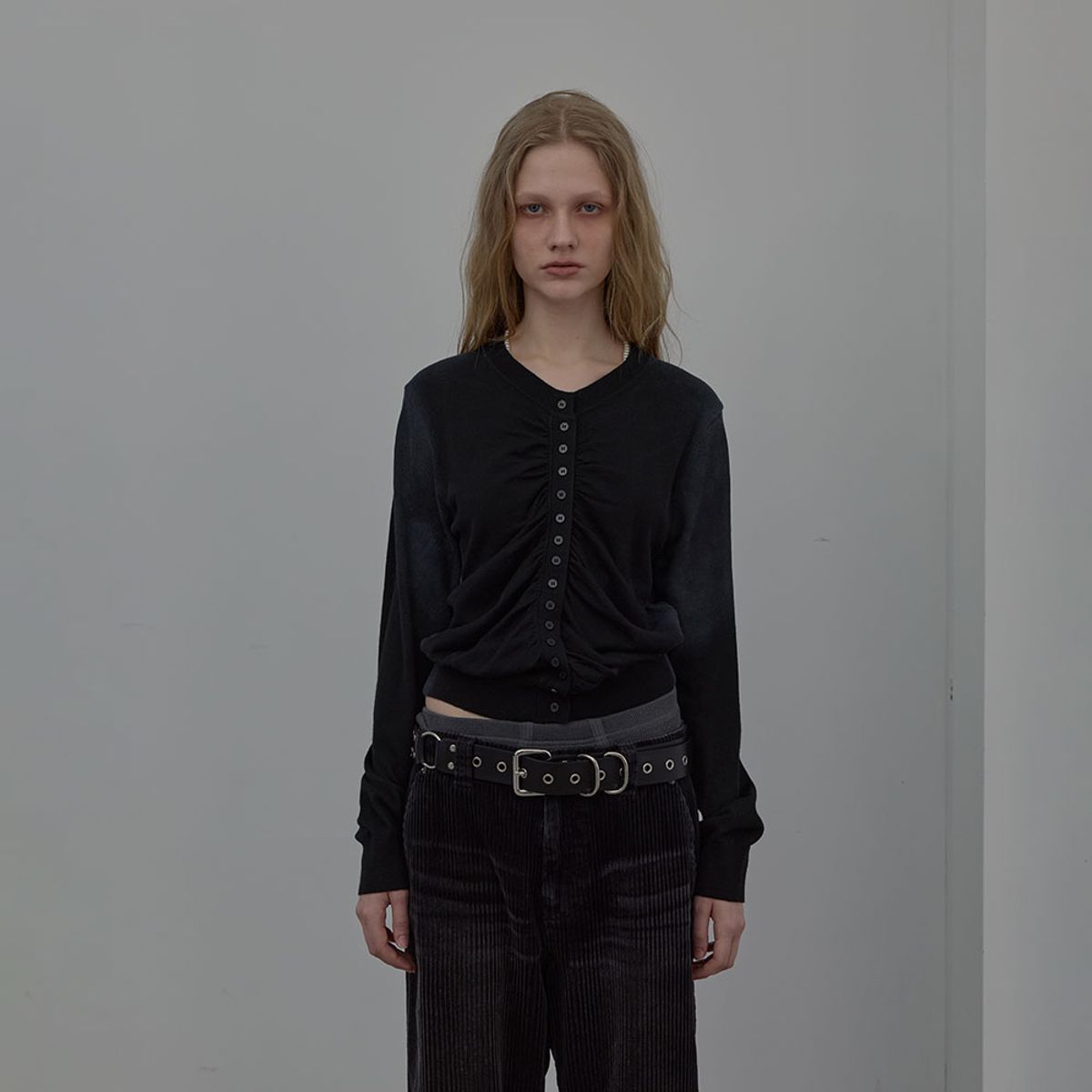 엘씨디씨티엠(LCDC™) SPRAY WASHED SHIRRING CARDIGAN (BLACK)
