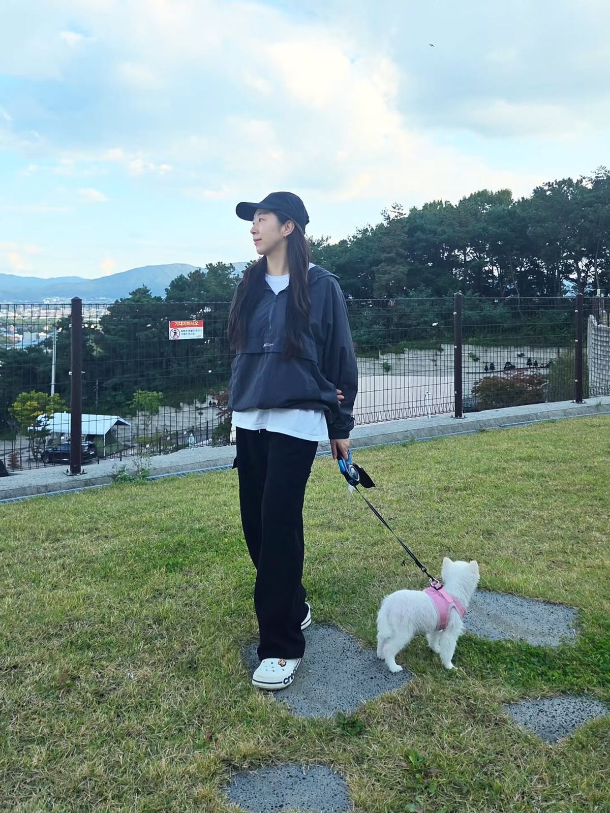 레이지비(LAZYBEE) 캠프 멀티스포츠 러닝 바람막이 아노락 후드 집업 자켓 상의 W 차콜
