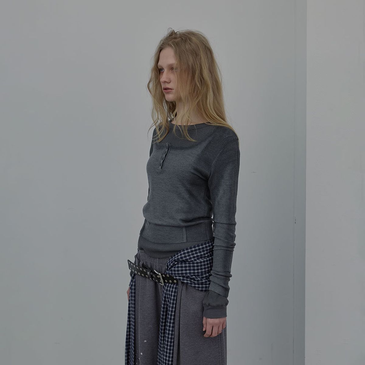 엘씨디씨티엠(LCDC™) SPRAY WASHED U-NECK KNIT TOP (MELANGE GREY)