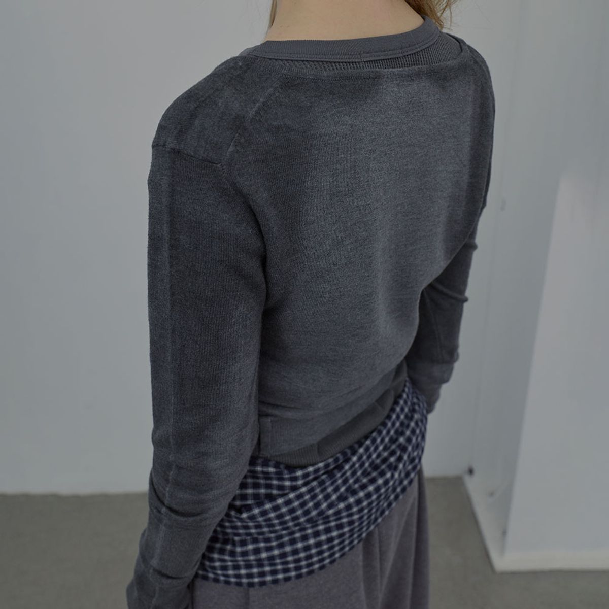 엘씨디씨티엠(LCDC™) SPRAY WASHED U-NECK KNIT TOP (MELANGE GREY)