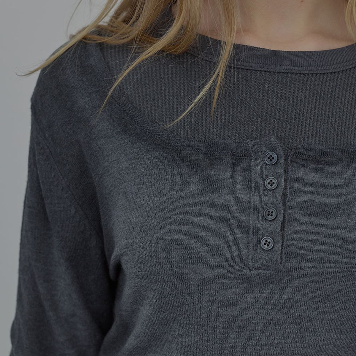 엘씨디씨티엠(LCDC™) SPRAY WASHED U-NECK KNIT TOP (MELANGE GREY)