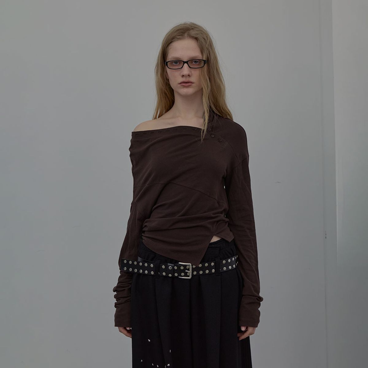 엘씨디씨티엠(LCDC™) RUFFLED NECK LINE JERSEY TOP (BROWN)