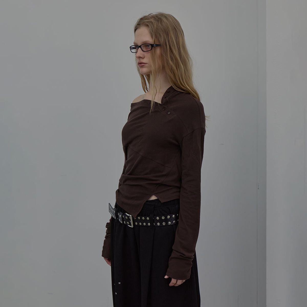 엘씨디씨티엠(LCDC™) RUFFLED NECK LINE JERSEY TOP (BROWN)