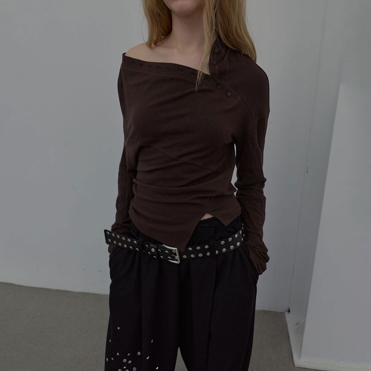 엘씨디씨티엠(LCDC™) RUFFLED NECK LINE JERSEY TOP (BROWN)