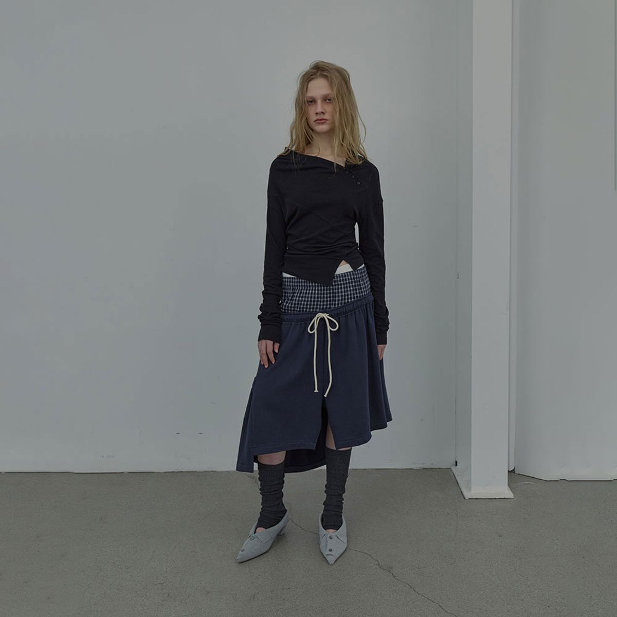 엘씨디씨티엠(LCDC™) RUFFLED NECK LINE JERSEY TOP (BLACK)