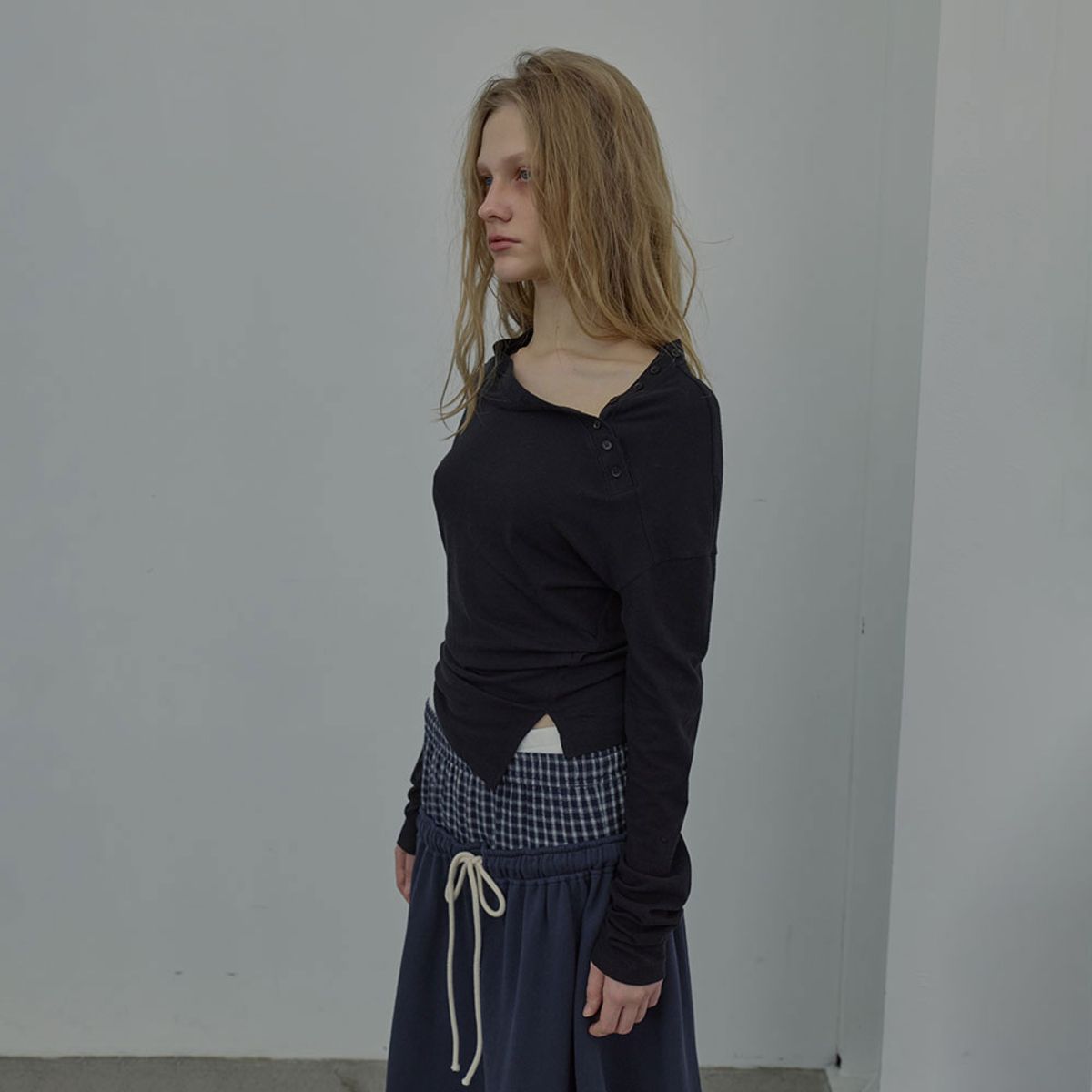 엘씨디씨티엠(LCDC™) RUFFLED NECK LINE JERSEY TOP (BLACK)