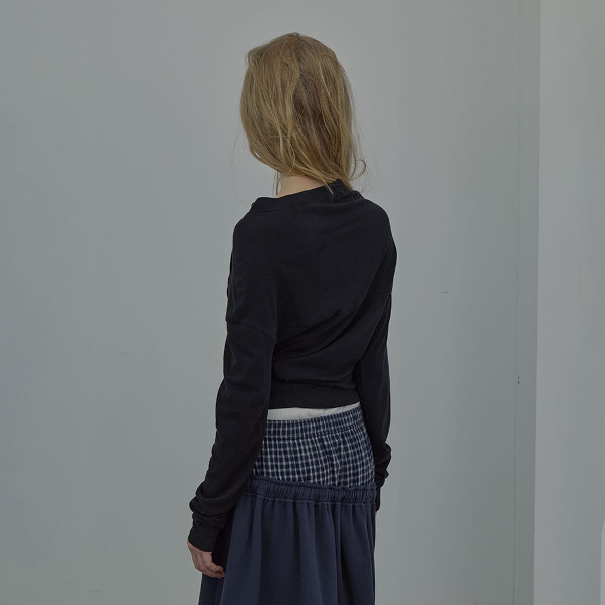 엘씨디씨티엠(LCDC™) RUFFLED NECK LINE JERSEY TOP (BLACK)