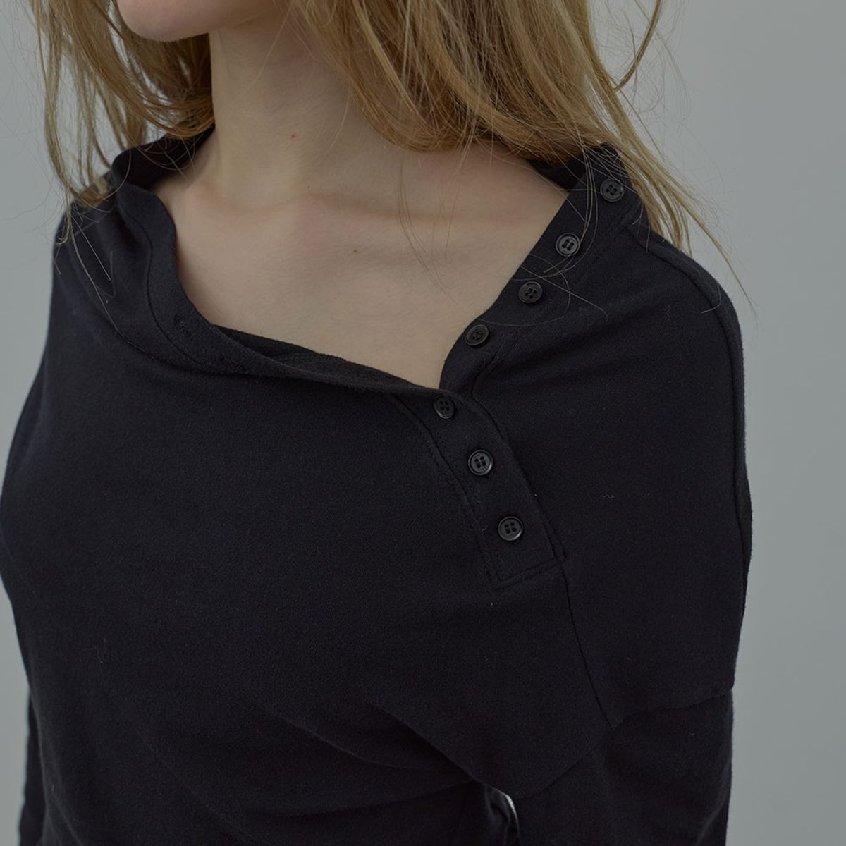 엘씨디씨티엠(LCDC™) RUFFLED NECK LINE JERSEY TOP (BLACK)