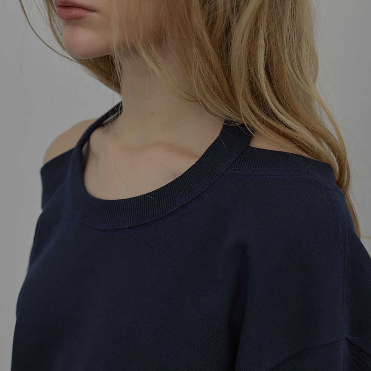 엘씨디씨티엠(LCDC™) HALTERNECK SWEATSHIRT (NAVY)