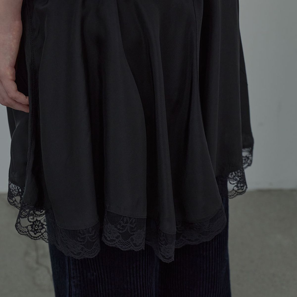 엘씨디씨티엠(LCDC™) LACE TRIM JERSEY DRESS (CHARCOAL)