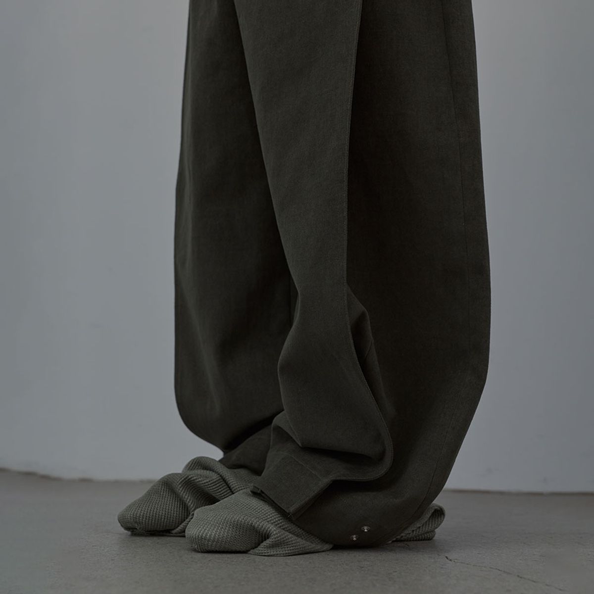 엘씨디씨티엠(LCDC™) CURVED SNAP PANTS (KHAKI)