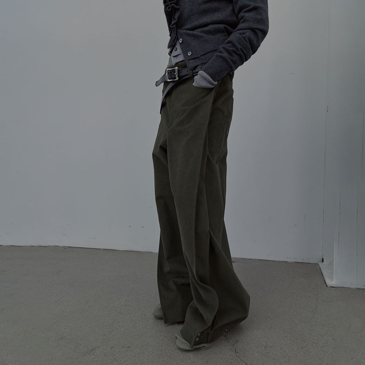 엘씨디씨티엠(LCDC™) CURVED SNAP PANTS (KHAKI)
