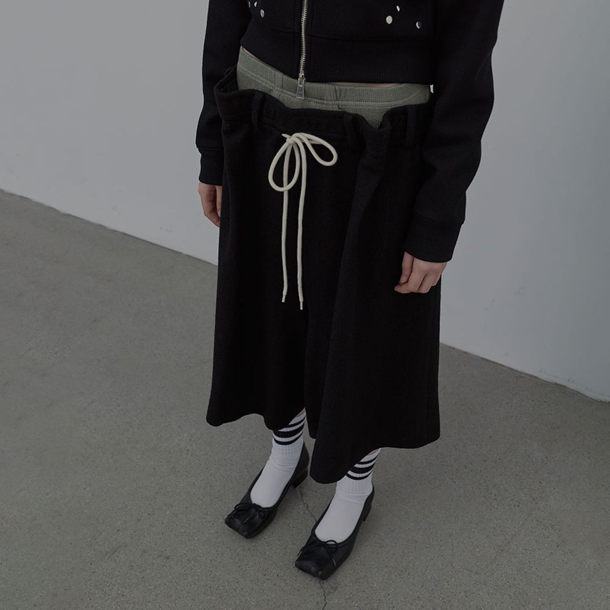 엘씨디씨티엠(LCDC™) PLEATS DETAIL BERMUDA SHORTS (BLACK)