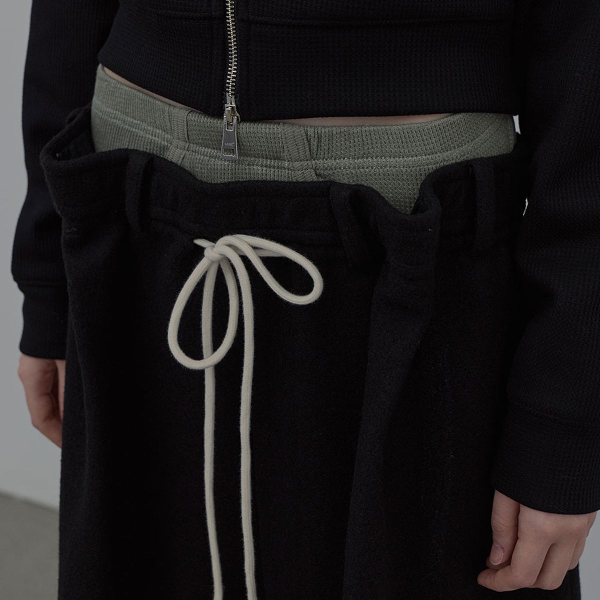 엘씨디씨티엠(LCDC™) PLEATS DETAIL BERMUDA SHORTS (BLACK)