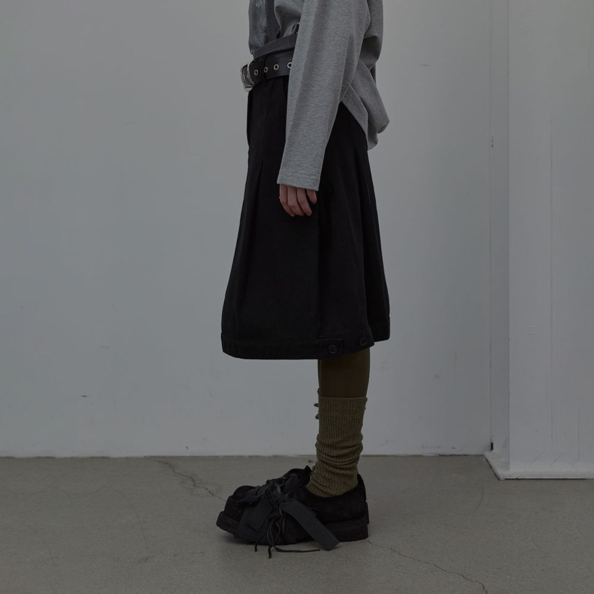 엘씨디씨티엠(LCDC™) COTTON TAILORED MIDI SKIRT (BLACK)