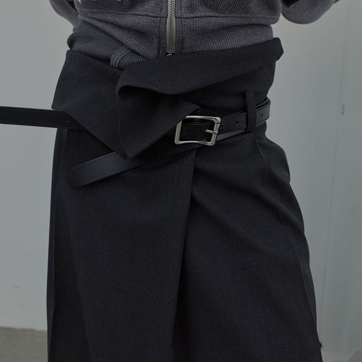 엘씨디씨티엠(LCDC™) FOLD-OVER CHECK SKIRT (DARK GREY)