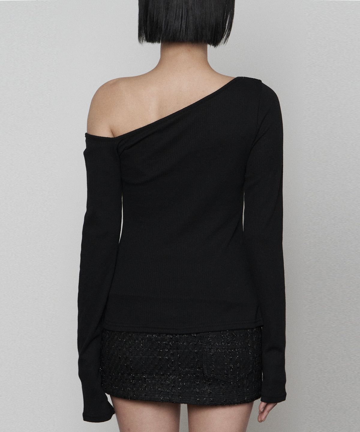 에트오소메(ETRE AU SOMMET) One-shoulder Basic Slit Long Sleeve (BLACK)