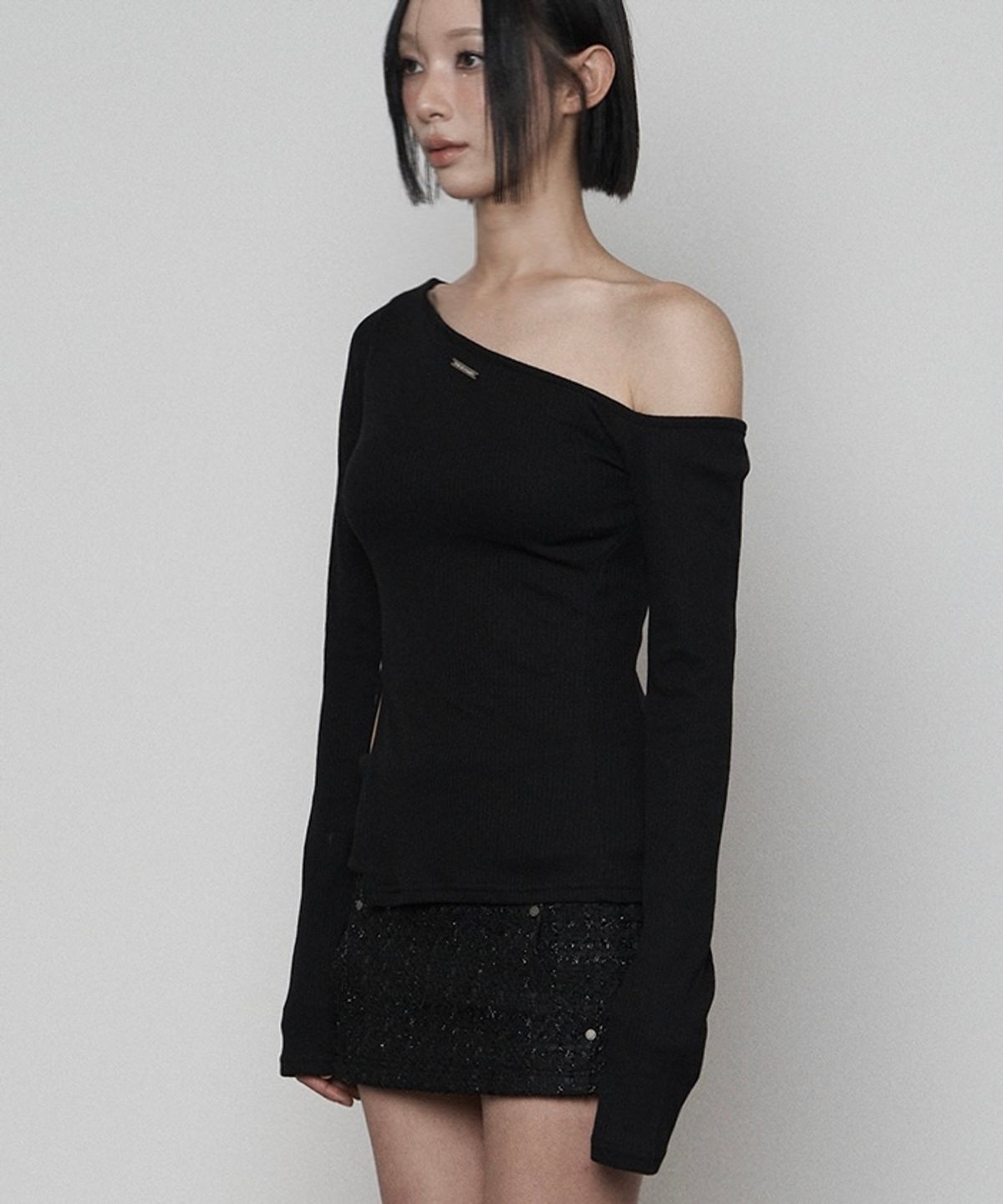 에트오소메(ETRE AU SOMMET) One-shoulder Basic Slit Long Sleeve (BLACK)
