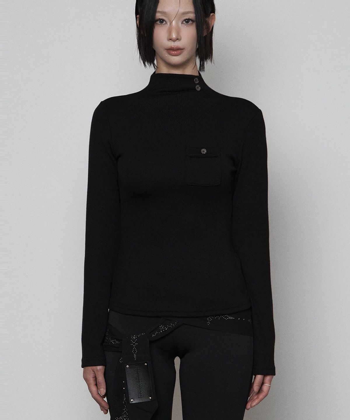 에트오소메(ETRE AU SOMMET) Pocket Half-turtleneck Button Long Sleeve (BLACK)
