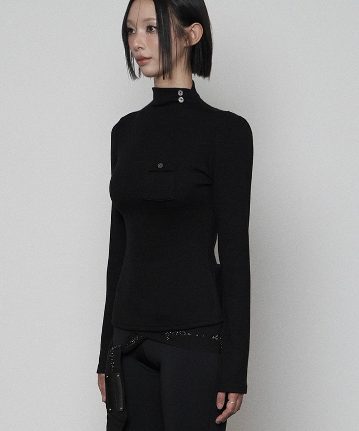 에트오소메(ETRE AU SOMMET) Pocket Half-turtleneck Button Long Sleeve (BLACK)