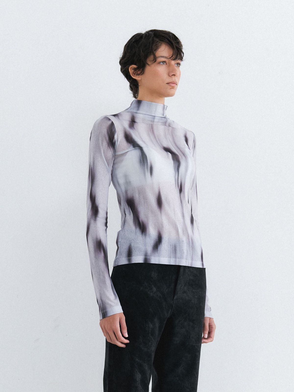 콥키노(KOBKINO) BRUSH PAINT MOCK NECK (GREY)