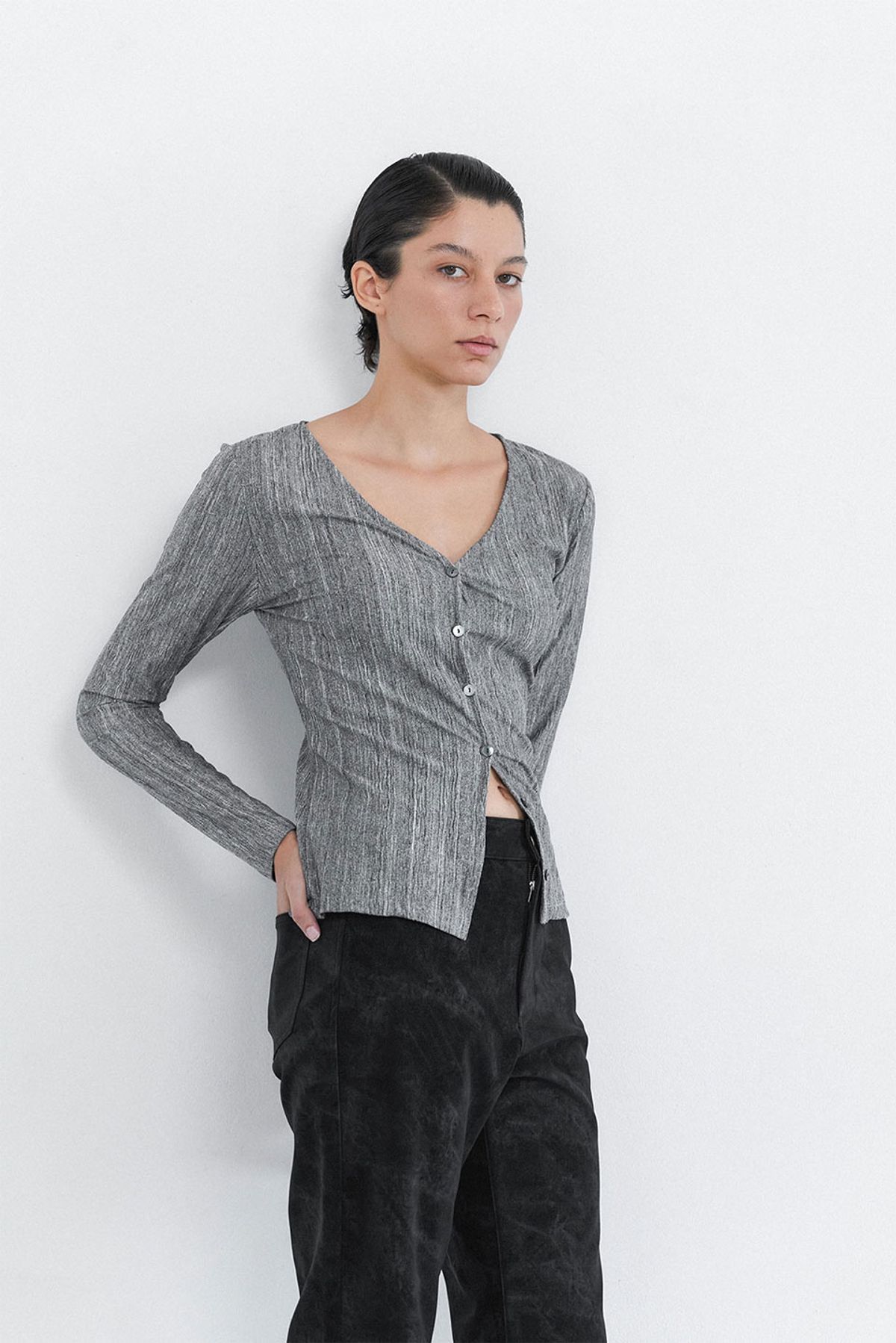 콥키노(KOBKINO) V-NECK PLEATS CARDIGAN (GREY)