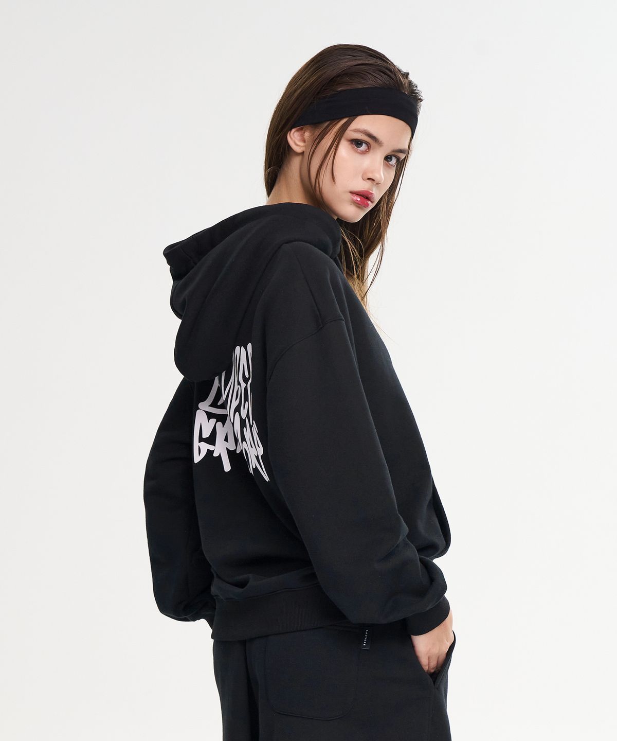 레이지비(LAZYBEE) 시그니처 그래피티 루즈핏 후드티 오버핏 데일리 긴팔 후드 스웨트셔츠 후디 W 블랙