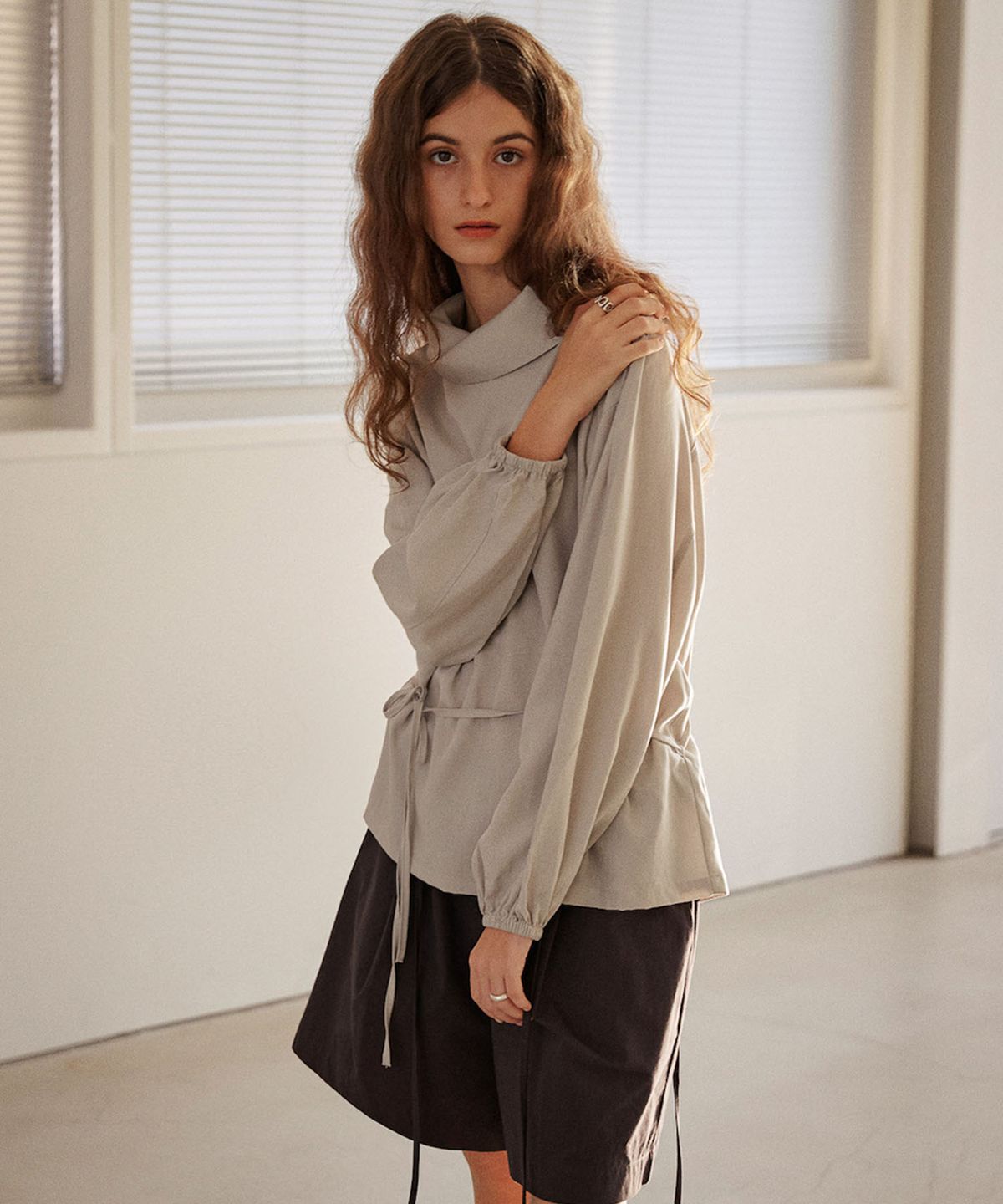 아우로(OURO) ROA TURTLE BLOUSE [ GRAY ]