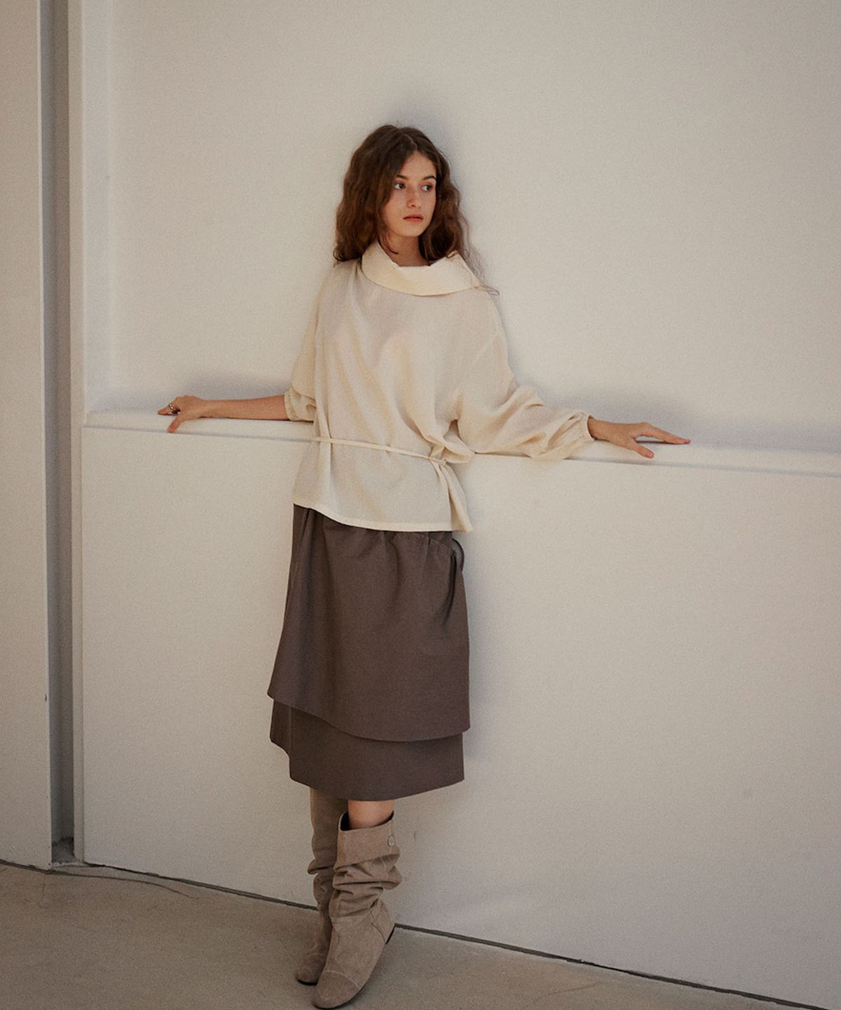 아우로(OURO) ROA TURTLE BLOUSE [ CREAM ]