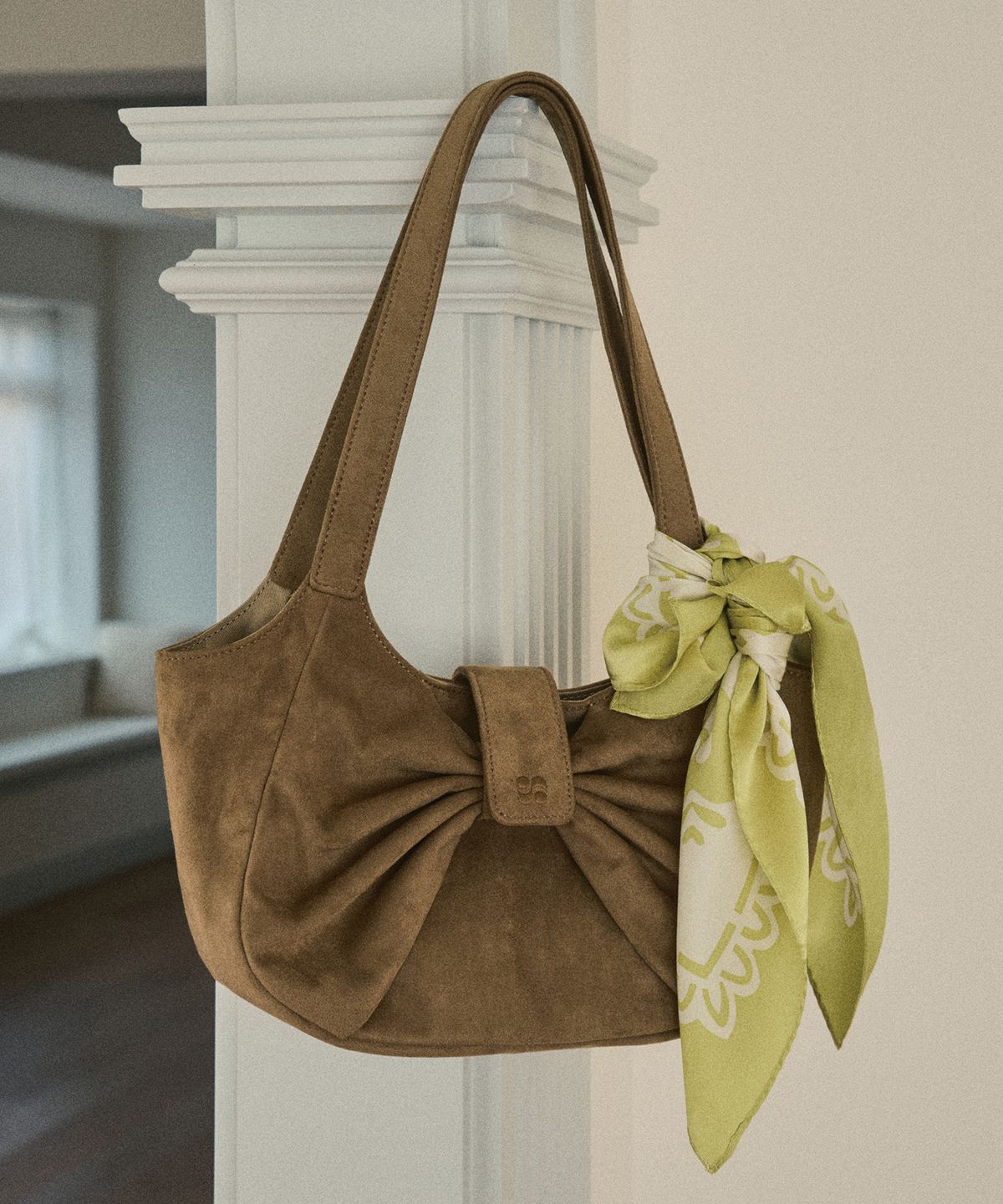 아우어노스텔지아(OURNOSTALGIA) Suede ribbon loopie bag_Beige(OC25-ACC01)
