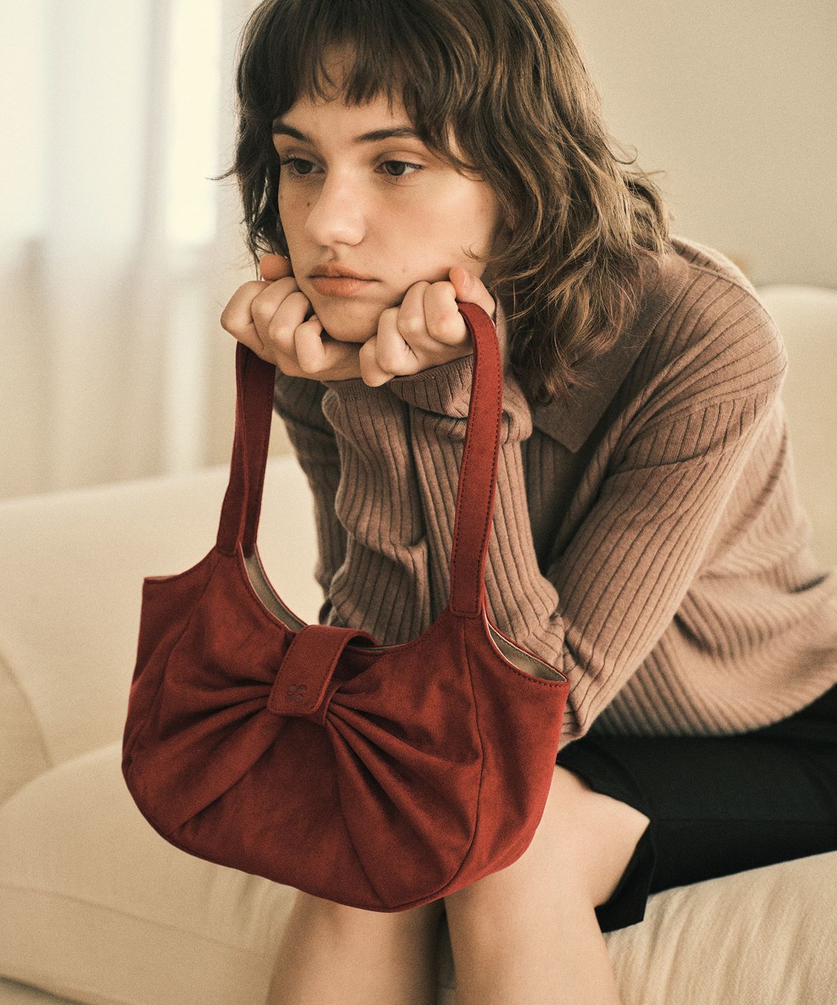 아우어노스텔지아(OURNOSTALGIA) Suede ribbon loopie bag_Red(OC25-ACC01)