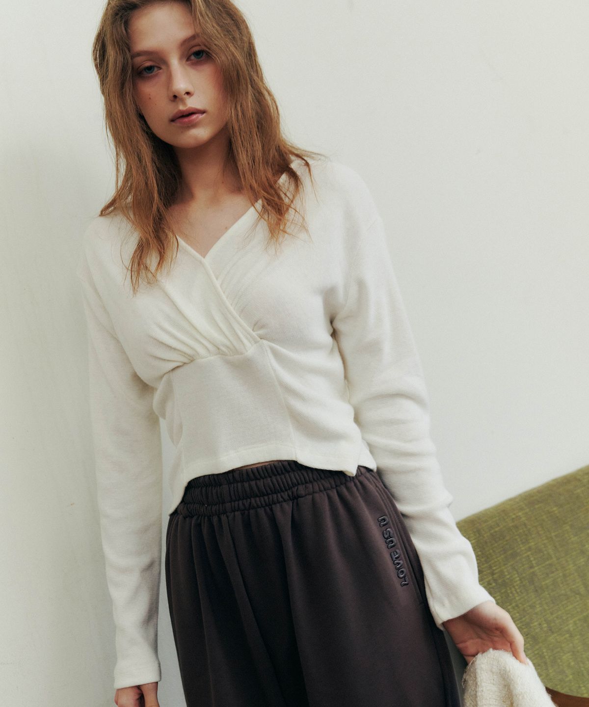 러브어스유(LOVEUSU) V-Neck Shirring T-Shirt (White)