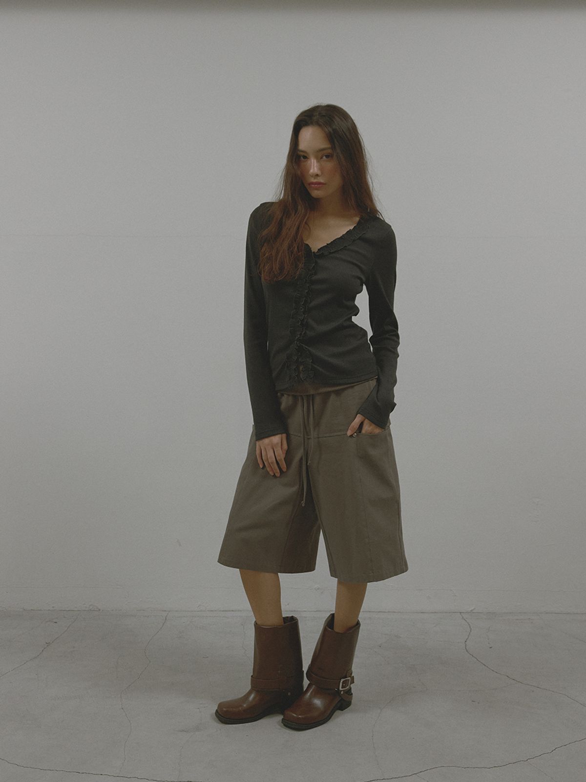 아수라(ASURA) FRILL BUTTON CARDIGAN (CHARCOAL)